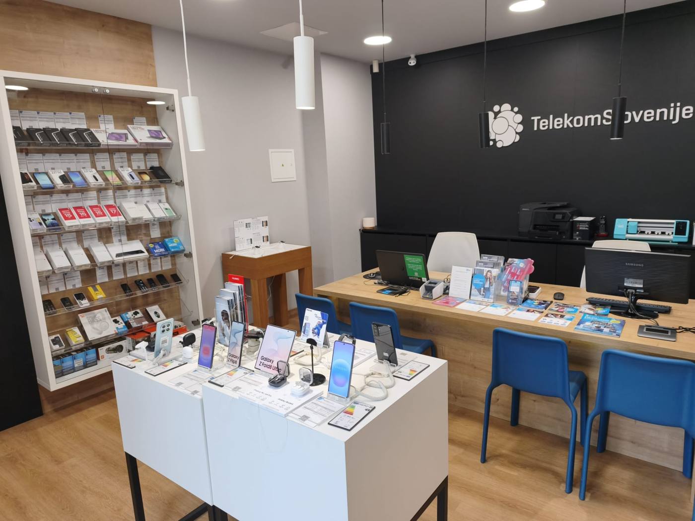 Notranjost poslovalnice BIBO v Brežicah s telefoni in svetovalnim pultom